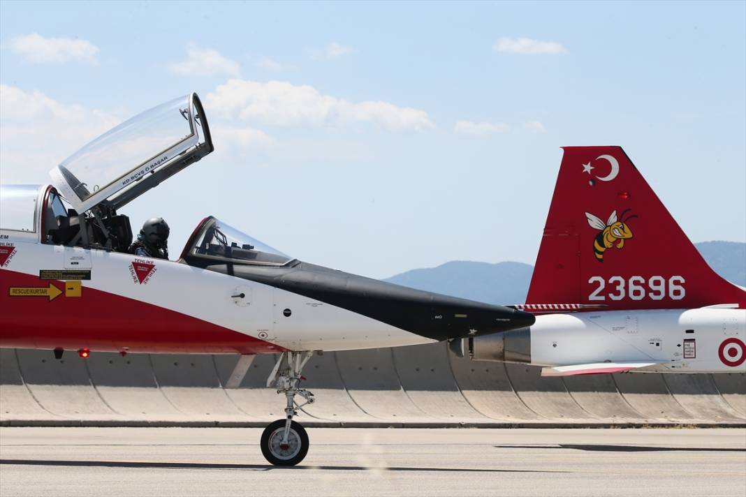 Türk savaş pilotları, zorlu eğitimleri geçip brövelerini takıyor 46