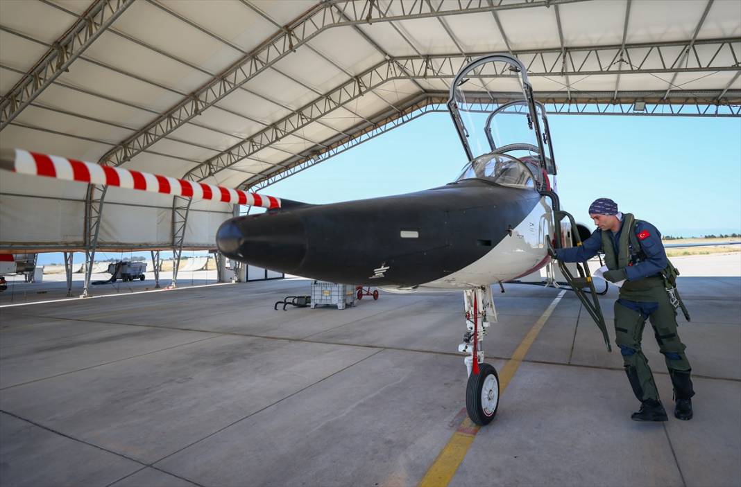 Türk savaş pilotları, zorlu eğitimleri geçip brövelerini takıyor 51
