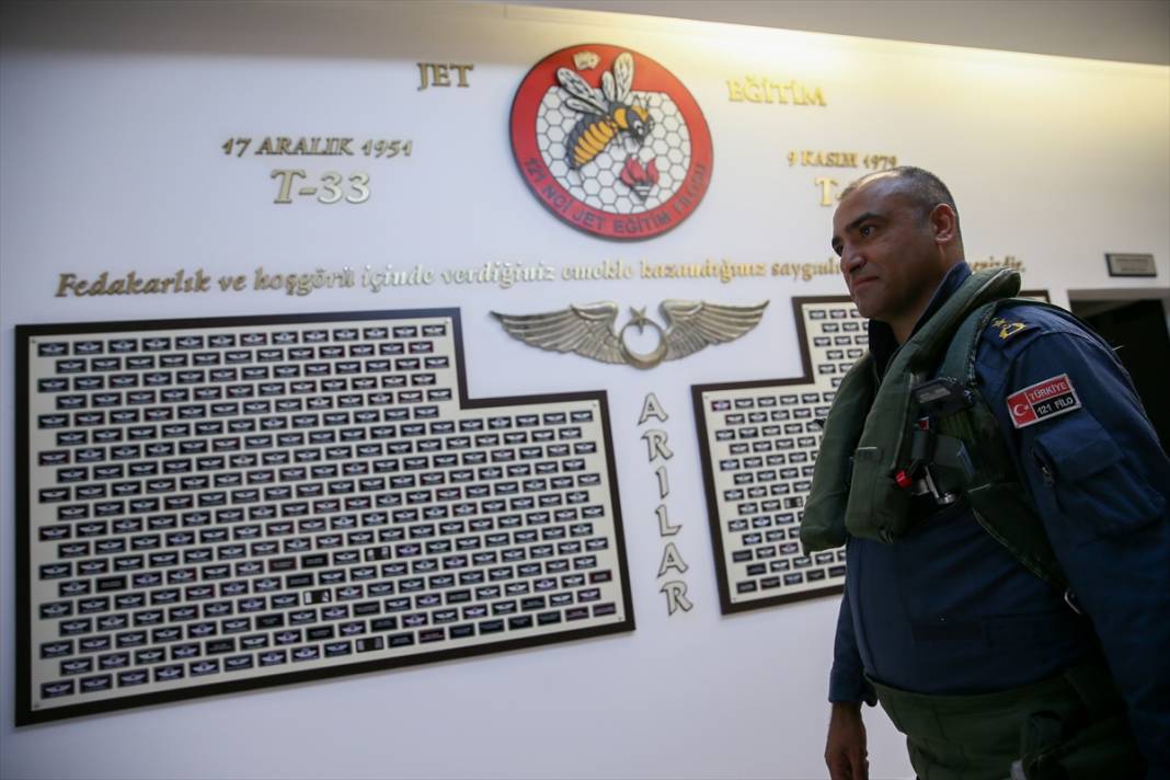 Türk savaş pilotları, zorlu eğitimleri geçip brövelerini takıyor 54
