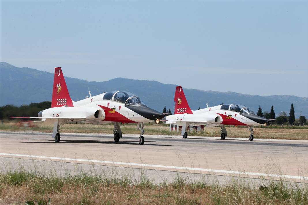 Türk savaş pilotları, zorlu eğitimleri geçip brövelerini takıyor 55
