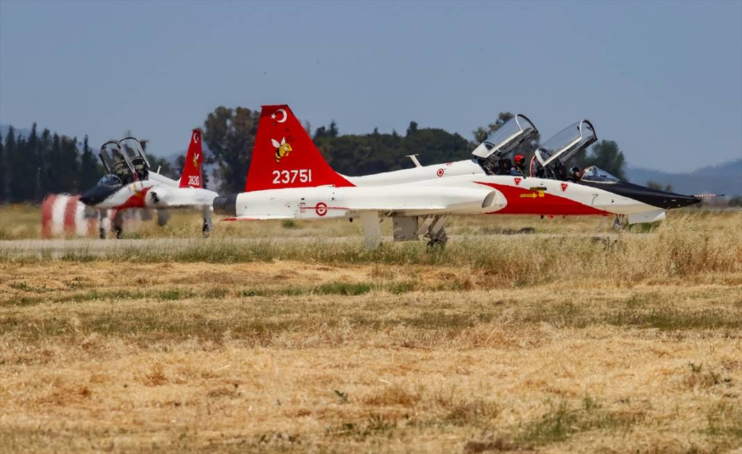 Türk savaş pilotları, zorlu eğitimleri geçip brövelerini takıyor 57