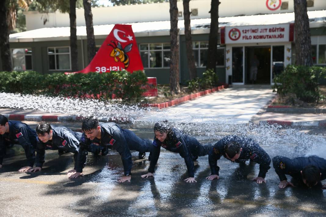 Türk savaş pilotları, zorlu eğitimleri geçip brövelerini takıyor 58