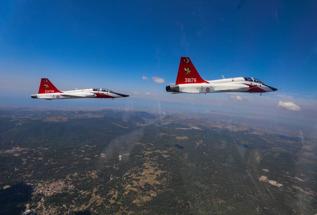 Türk savaş pilotları, zorlu eğitimleri geçip brövelerini takıyor 6