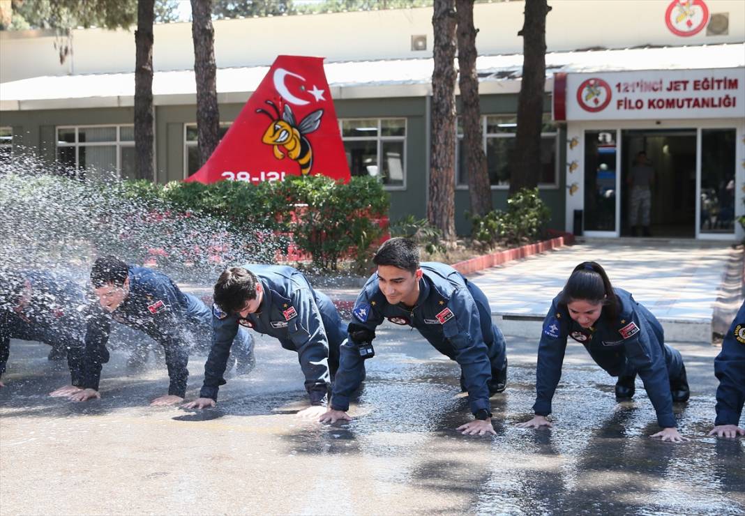 Türk savaş pilotları, zorlu eğitimleri geçip brövelerini takıyor 60