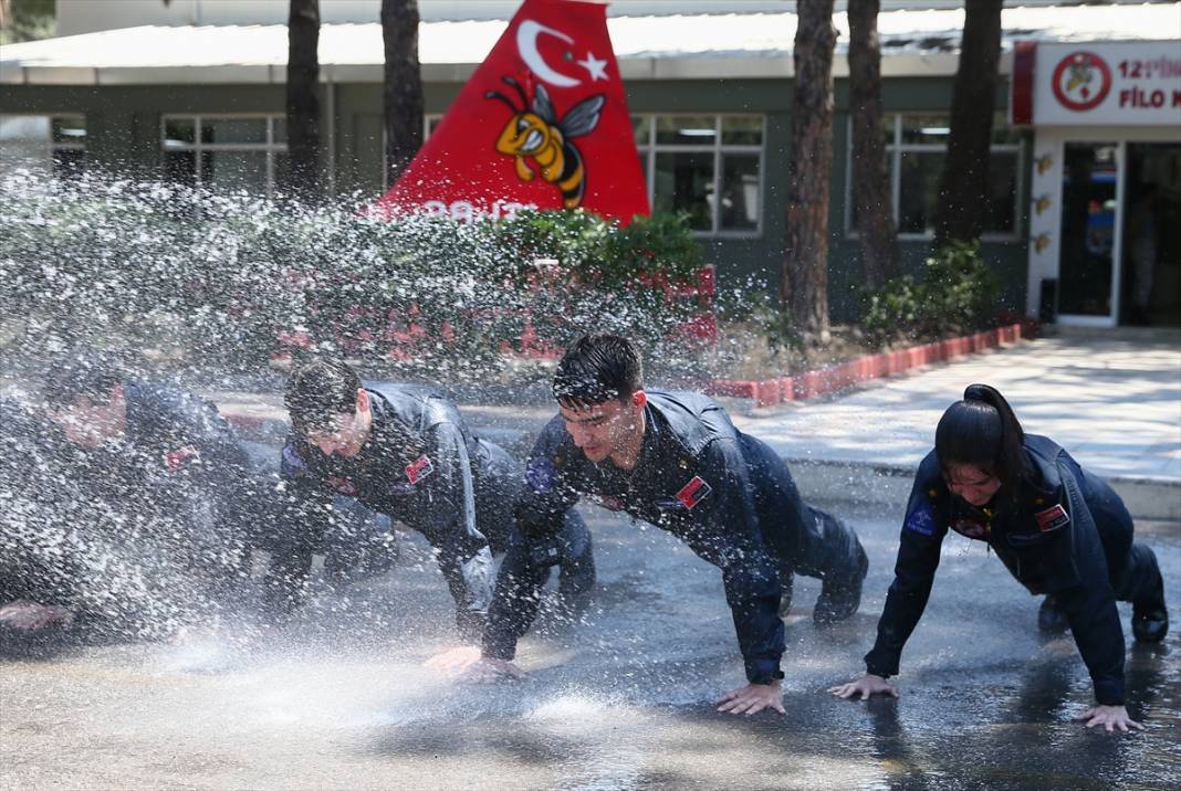 Türk savaş pilotları, zorlu eğitimleri geçip brövelerini takıyor 64