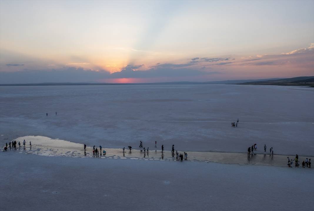 Tuz Gölü’nde eşsiz güzellik! Ziyaretçi akınına uğruyor 26
