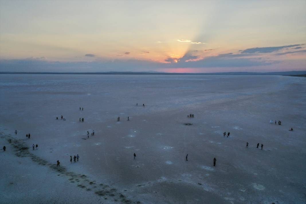 Tuz Gölü’nde eşsiz güzellik! Ziyaretçi akınına uğruyor 31