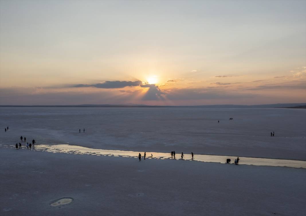 Tuz Gölü’nde eşsiz güzellik! Ziyaretçi akınına uğruyor 34