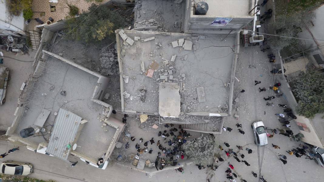 İşgalci İsrail, Batı Şeria'da öldürdüğü Filistinlilerin ailelerine ait evleri yıktı 1