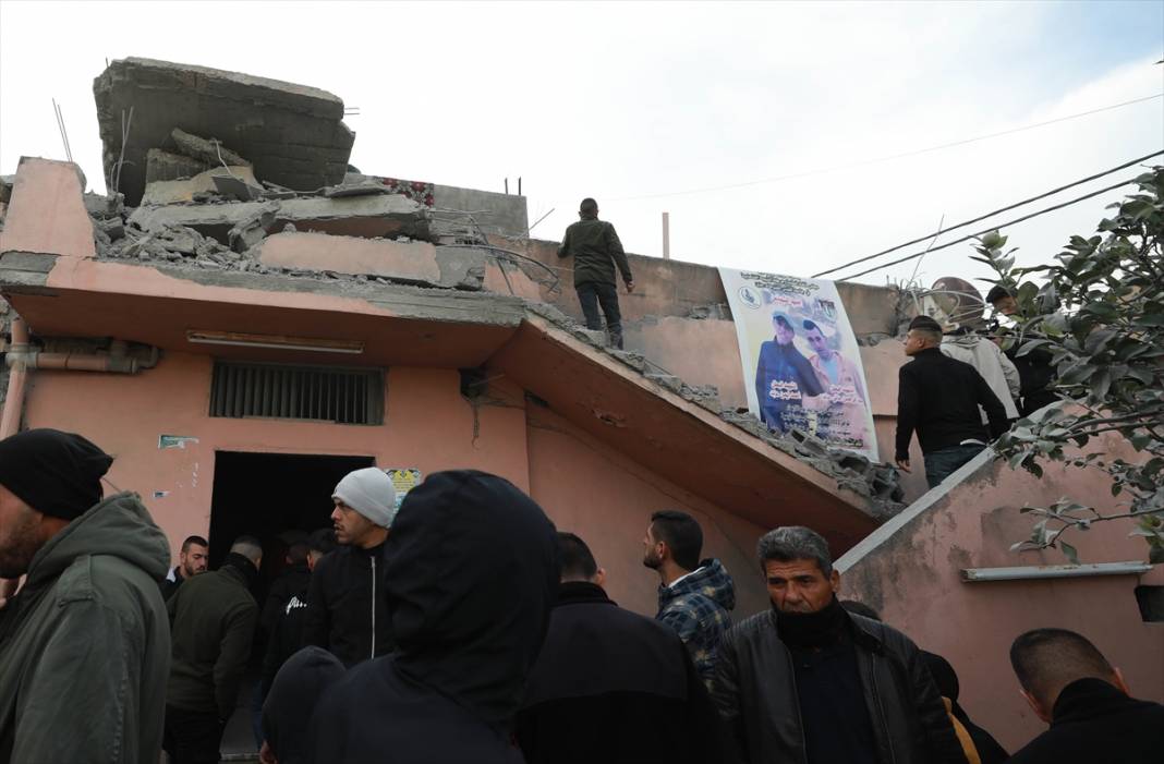 İşgalci İsrail, Batı Şeria'da öldürdüğü Filistinlilerin ailelerine ait evleri yıktı 11