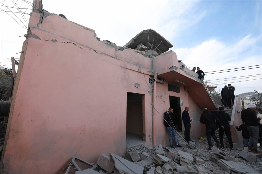 İşgalci İsrail, Batı Şeria'da öldürdüğü Filistinlilerin ailelerine ait evleri yıktı 12