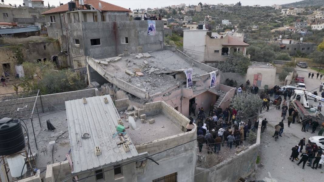 İşgalci İsrail, Batı Şeria'da öldürdüğü Filistinlilerin ailelerine ait evleri yıktı 2