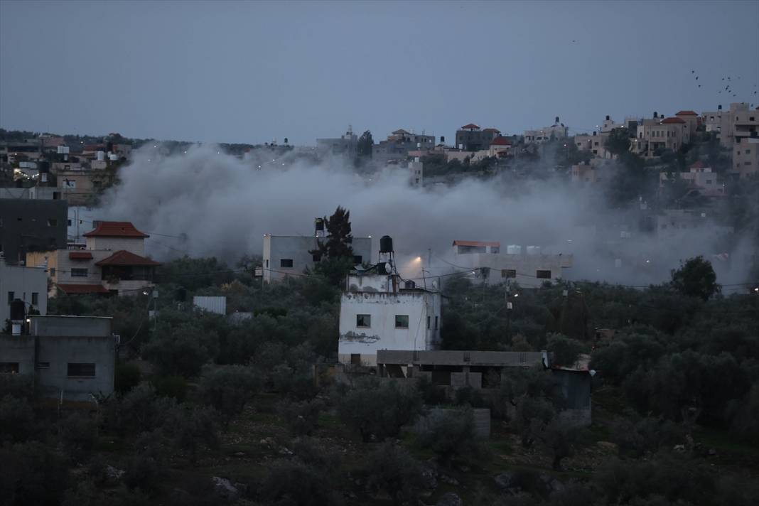 İşgalci İsrail, Batı Şeria'da öldürdüğü Filistinlilerin ailelerine ait evleri yıktı 3