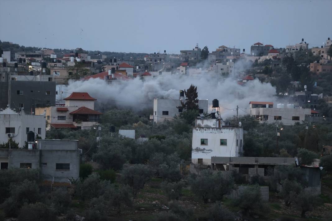 İşgalci İsrail, Batı Şeria'da öldürdüğü Filistinlilerin ailelerine ait evleri yıktı 4