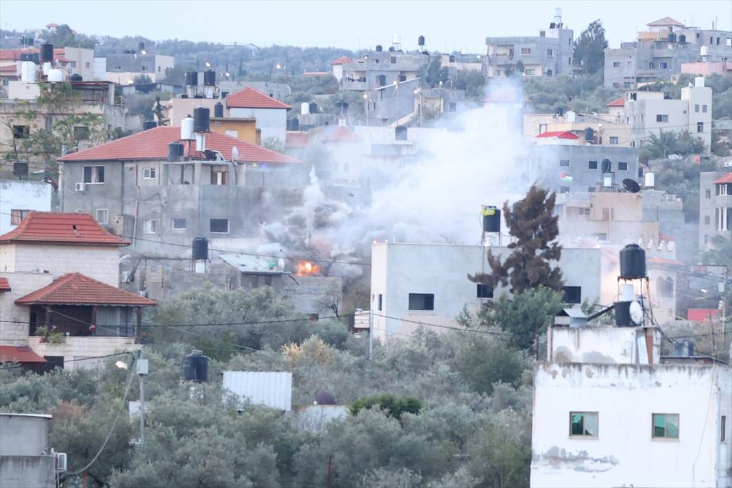 İşgalci İsrail, Batı Şeria'da öldürdüğü Filistinlilerin ailelerine ait evleri yıktı 5
