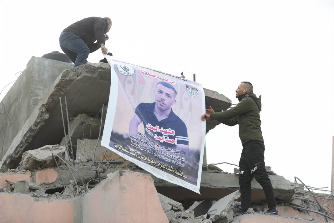 İşgalci İsrail, Batı Şeria'da öldürdüğü Filistinlilerin ailelerine ait evleri yıktı 7