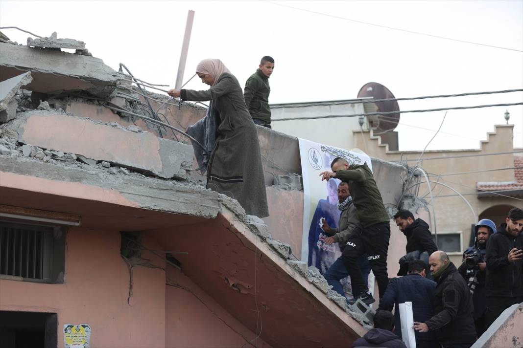 İşgalci İsrail, Batı Şeria'da öldürdüğü Filistinlilerin ailelerine ait evleri yıktı 8