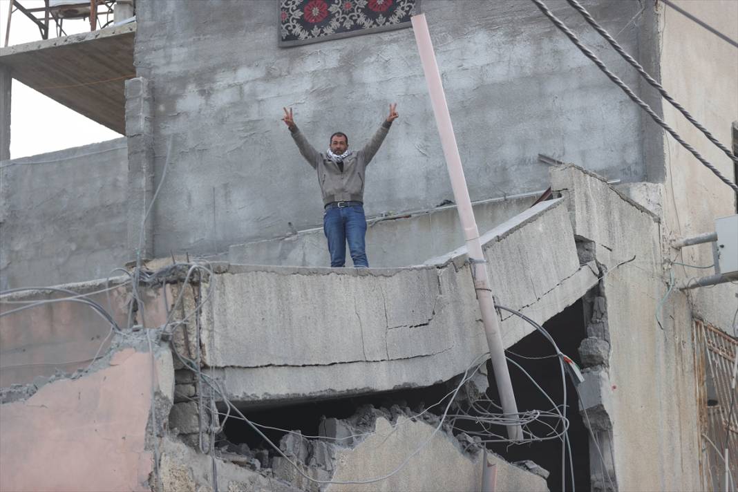 İşgalci İsrail, Batı Şeria'da öldürdüğü Filistinlilerin ailelerine ait evleri yıktı 9