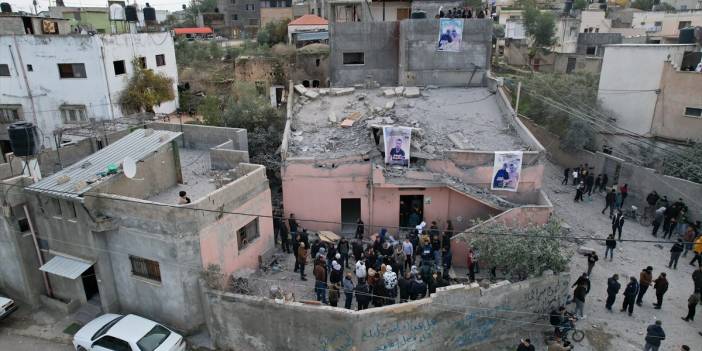 İşgalci İsrail, Batı Şeria'da öldürdüğü Filistinlilerin ailelerine ait evleri yıktı