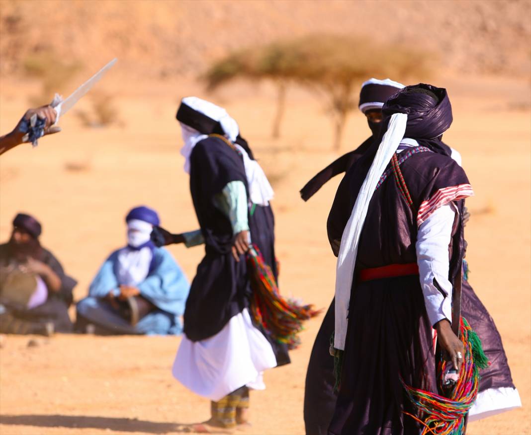Büyük Sahra Çölü'nde "mavi giyinenlerin" kahramanlık dansı: Takuba Ağar 10