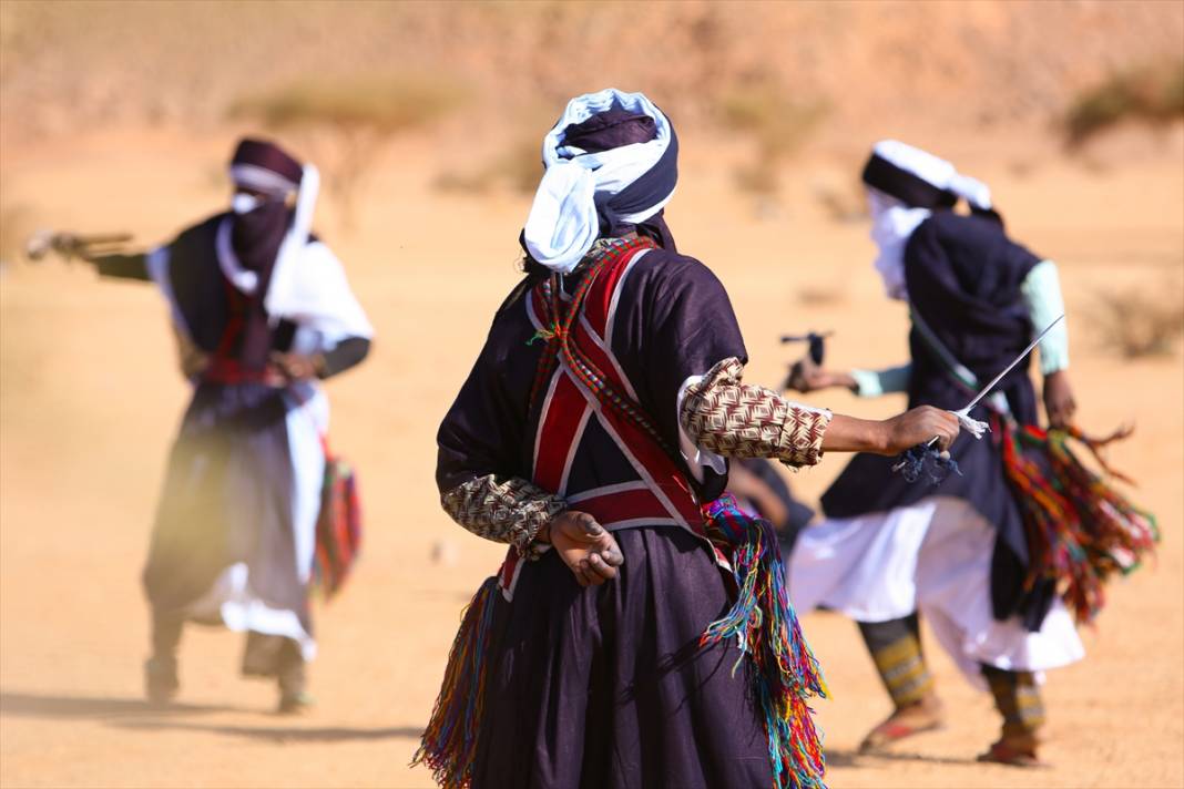 Büyük Sahra Çölü'nde "mavi giyinenlerin" kahramanlık dansı: Takuba Ağar 15