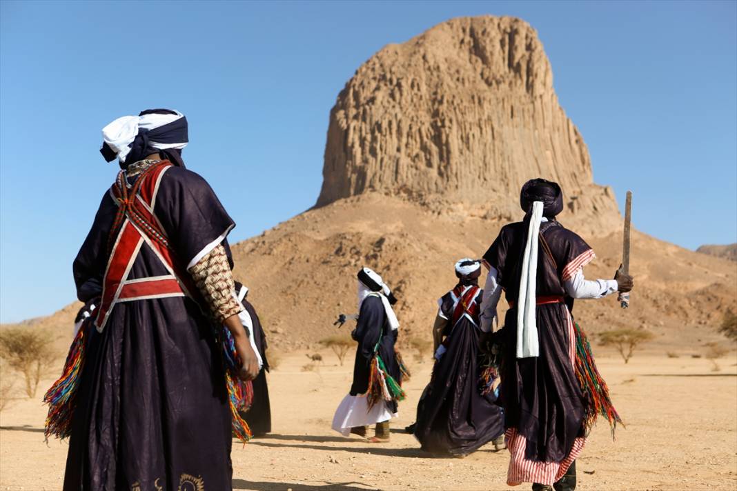 Büyük Sahra Çölü'nde "mavi giyinenlerin" kahramanlık dansı: Takuba Ağar 18