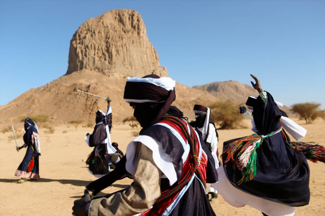 Büyük Sahra Çölü'nde "mavi giyinenlerin" kahramanlık dansı: Takuba Ağar 23