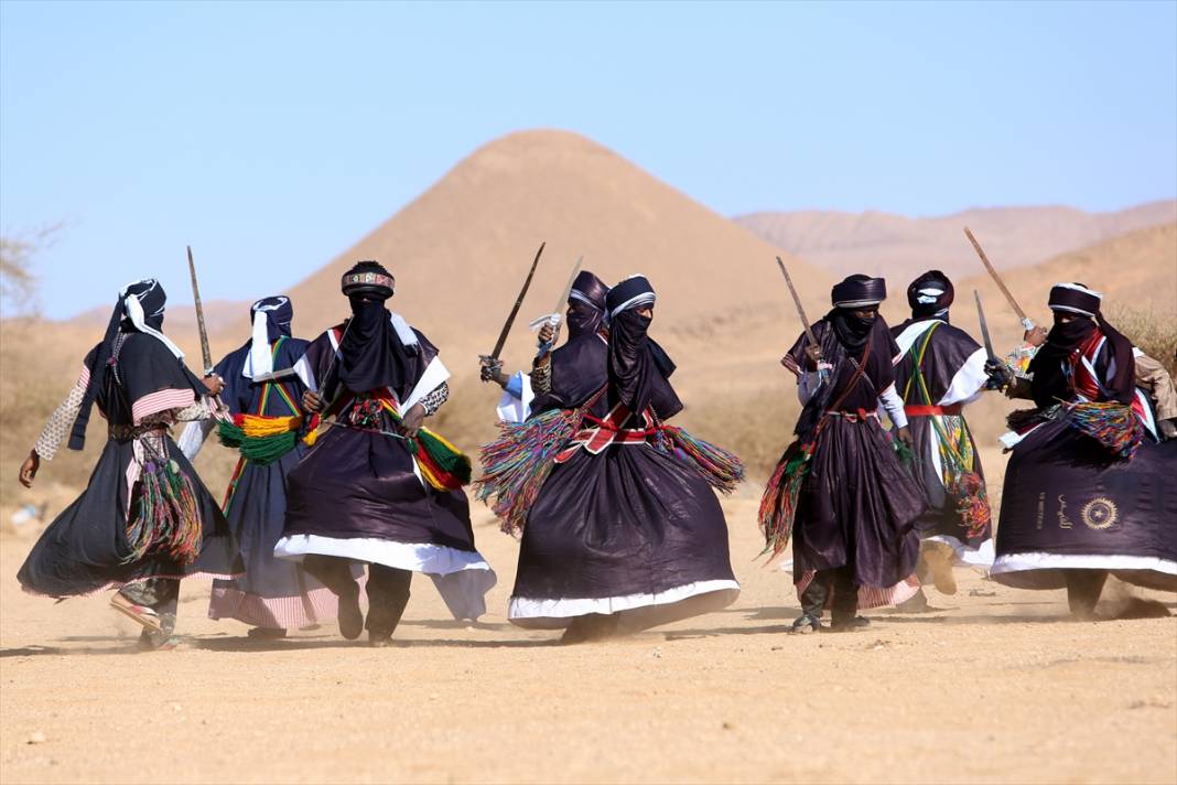 Büyük Sahra Çölü'nde "mavi giyinenlerin" kahramanlık dansı: Takuba Ağar 27