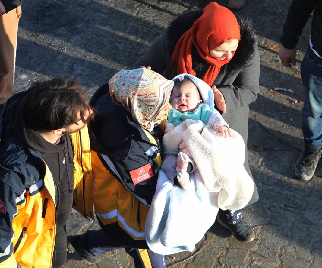 Hatay'da anne ve 6 aylık bebeği 29 saat sonra kurtarıldı 4
