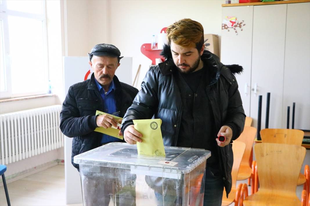 Türkiye'den seçim manzaraları! Oy kullanmaya böyle gittiler 13