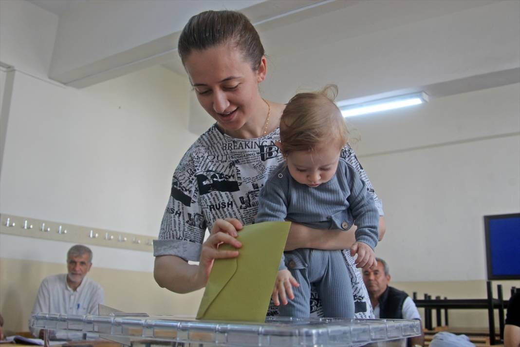 Türkiye'den seçim manzaraları! Oy kullanmaya böyle gittiler 17