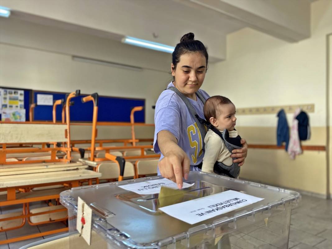 Türkiye'den seçim manzaraları! Oy kullanmaya böyle gittiler 19