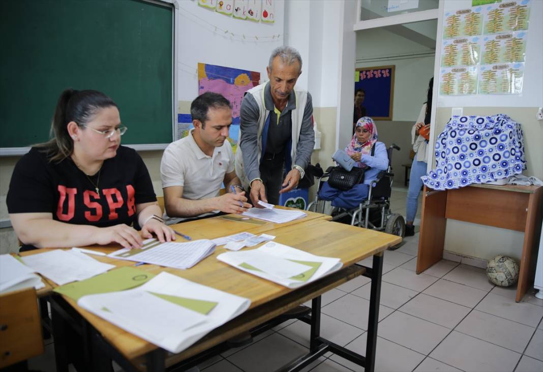 Türkiye'den seçim manzaraları! Oy kullanmaya böyle gittiler 24