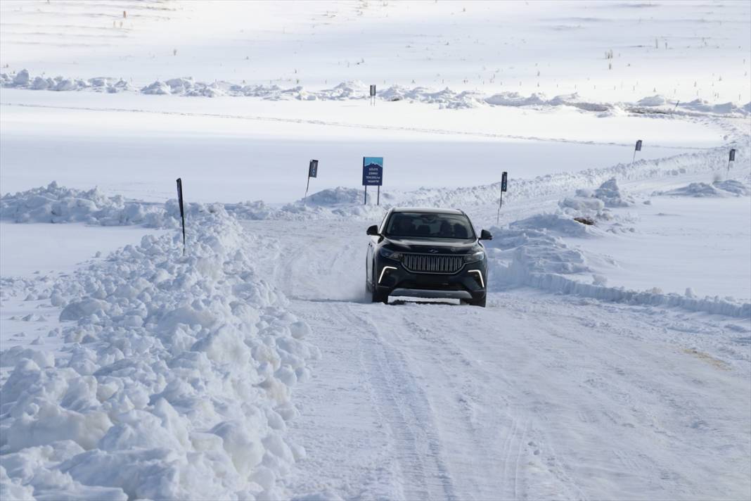 Bir haftadır yoğun kar yağan bölgede zorlu mücadele 21