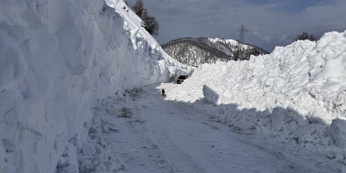 Bir haftadır yoğun kar yağan bölgede zorlu mücadele