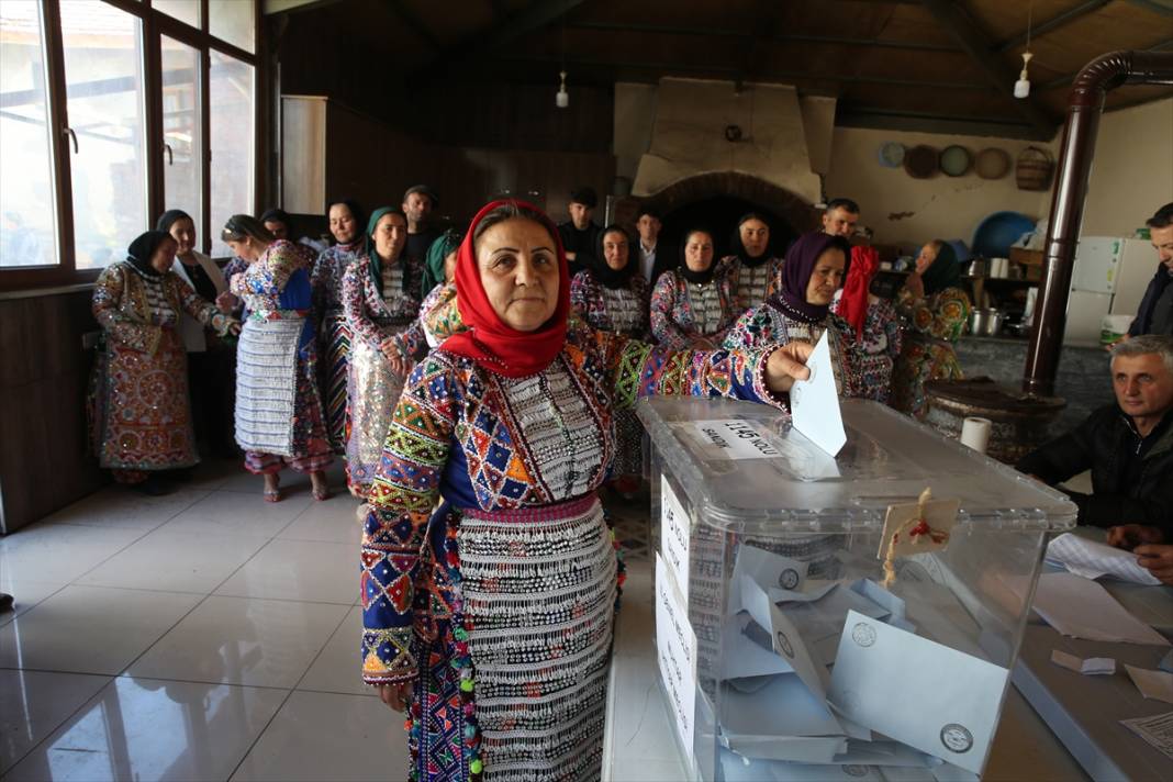 Türkiye'den ilginç oy kullanma manzaraları 12