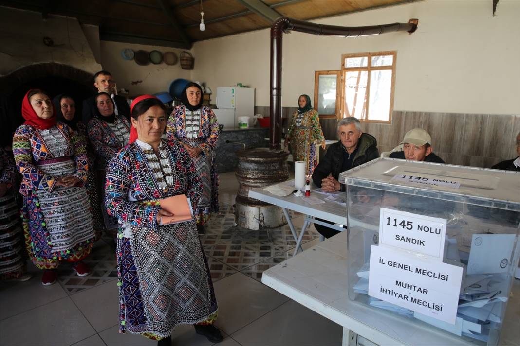 Türkiye'den ilginç oy kullanma manzaraları 13