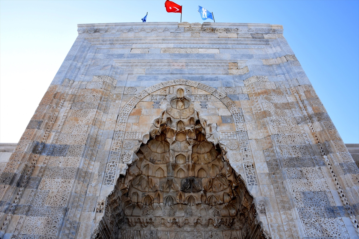 Konya'nın kale vazifesini görüyordu! Görkemli mimarisiyle dikkat çekiyor 12