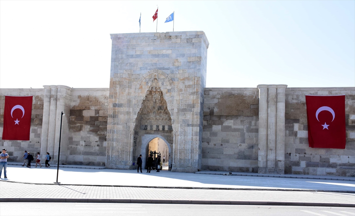 Konya'nın kale vazifesini görüyordu! Görkemli mimarisiyle dikkat çekiyor 2