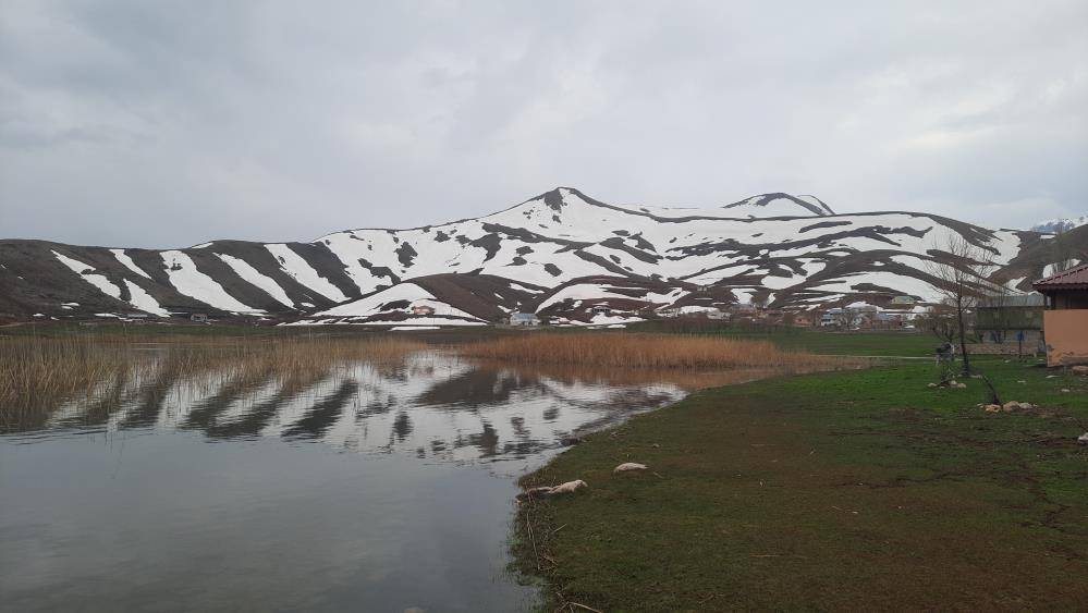 Konya sınırında görsel şölen! Zirvesinde kış, eteklerinde bahar yaşanıyor 13