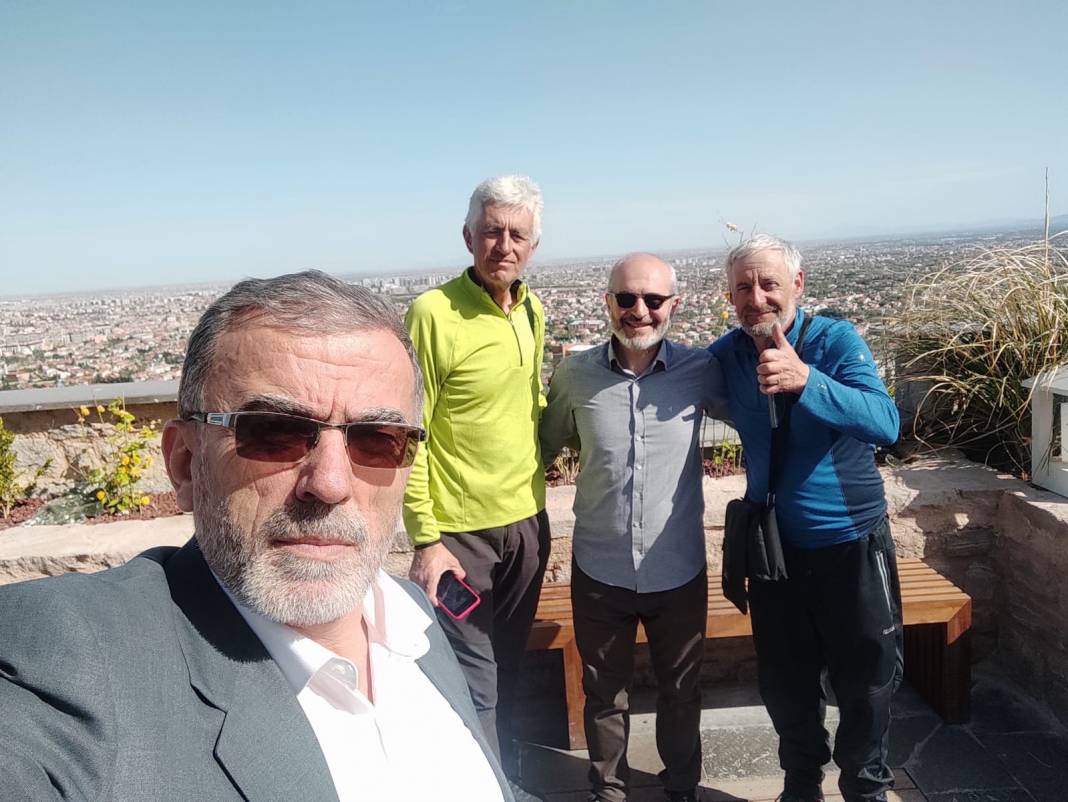 Mekke yolcusu Boşnak ve Arnavut bisikletçilerin Konya molası sona erdi 28
