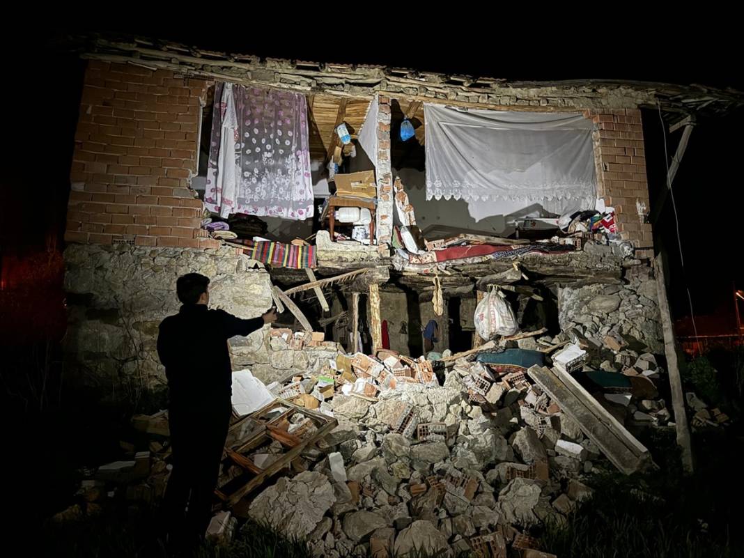 Deprem bölgesinde halk geceyi dışarıda geçiriyor 14