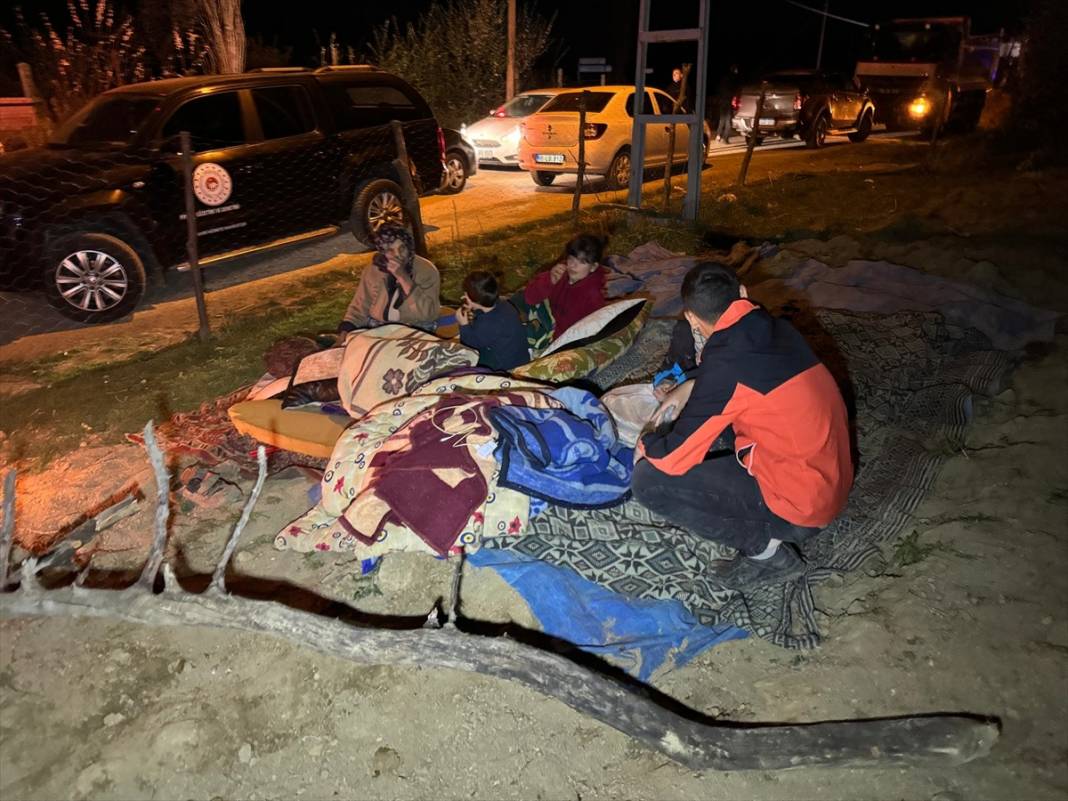 Deprem bölgesinde halk geceyi dışarıda geçiriyor 15