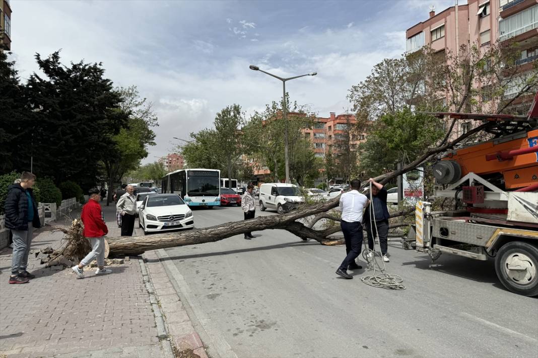 Konya’da hızı 90 kilometreyi bulan fırtına ağaçları yıktı, çatıları uçurdu 11