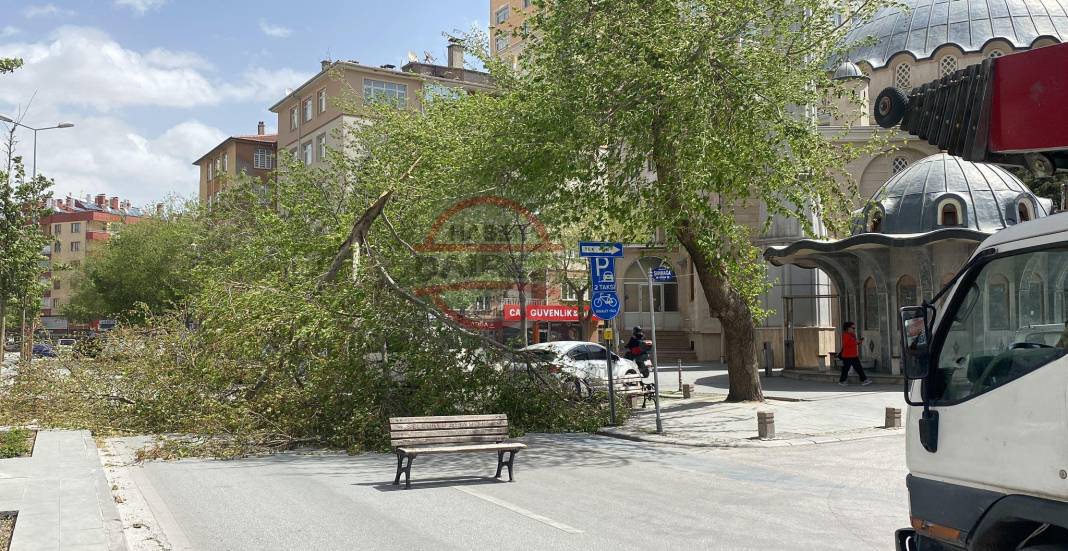 Konya’da hızı 90 kilometreyi bulan fırtına ağaçları yıktı, çatıları uçurdu 24