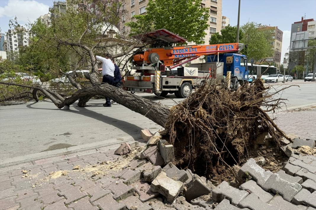 Konya’da hızı 90 kilometreyi bulan fırtına ağaçları yıktı, çatıları uçurdu 28