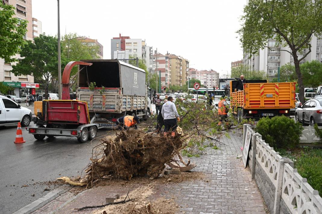 Konya’da hızı 90 kilometreyi bulan fırtına ağaçları yıktı, çatıları uçurdu 32