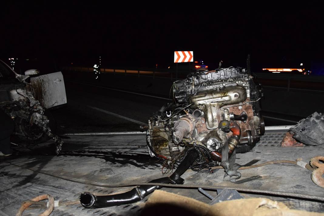 Konya’da bariyere çarpan otomobilin motoru yola fırladı: 5 yaralı 14