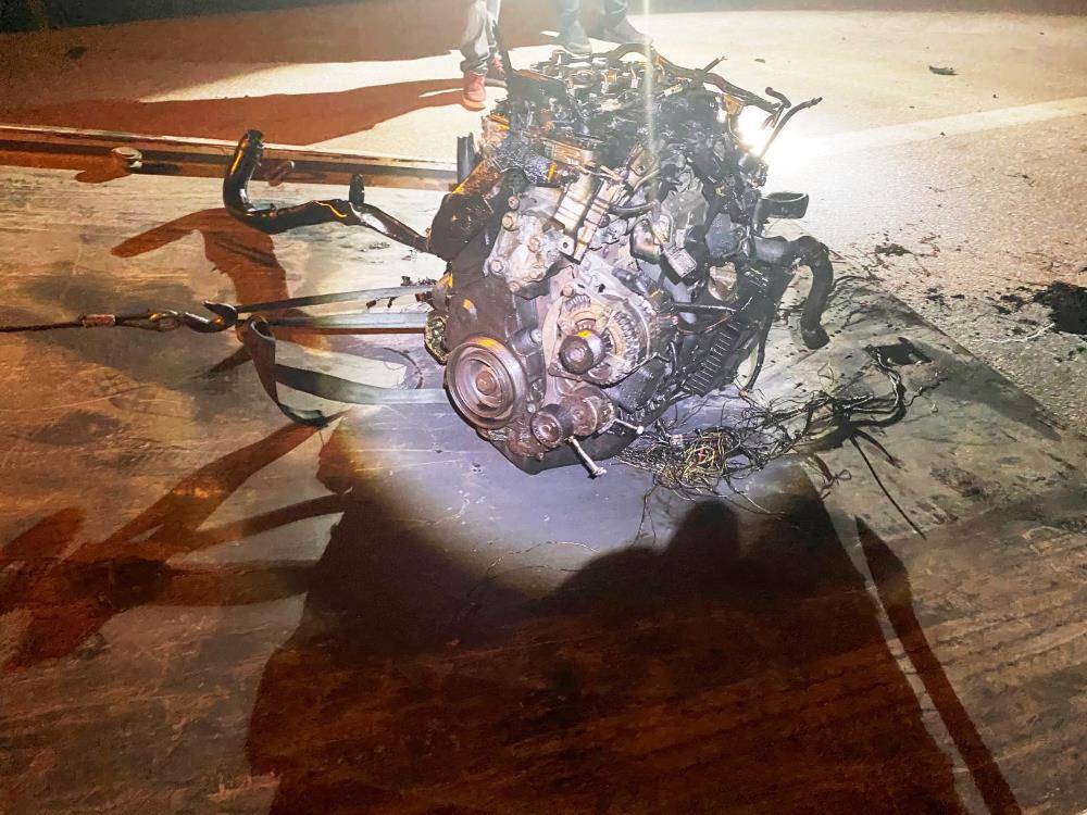 Konya’da bariyere çarpan otomobilin motoru yola fırladı: 5 yaralı 6
