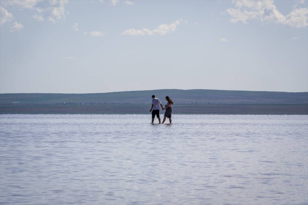 Doğal yapısı ile dikkat çekiyor! Tuz Gölü’ne ziyaretçi akını 18